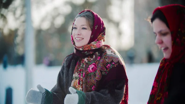 Русский фольклор - русская женщина в шарфе хлопает в ладоши — стоковое фото