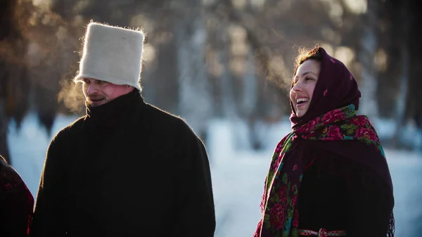 러시아 민담 - 겨울에 밖에서 있는 러시아 남녀 — 스톡 사진