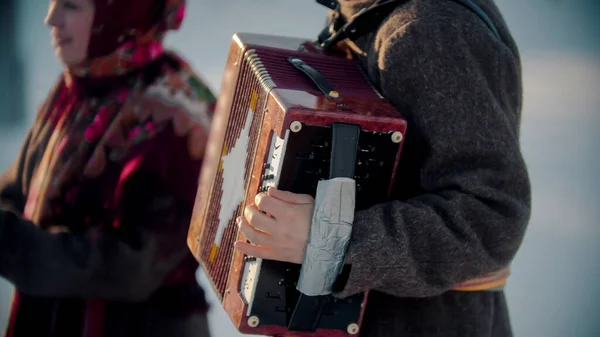 Rosyjski folklor - Rosjanin gra na akordeonie na świeżym powietrzu — Zdjęcie stockowe