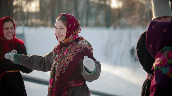 Русский фольклор - русская молодая женщина выходит и начинает танцевать — стоковое фото