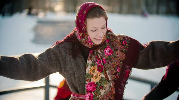 Русский фольклор - молодая красивая женщина танцует на открытом воздухе зимой — стоковое фото