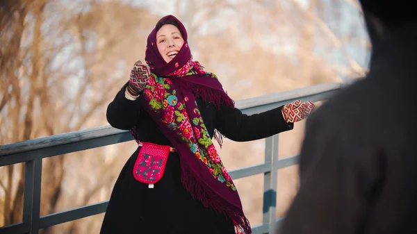 Русский фольклор - в парке танцует веселая женщина в красивом шарфе — стоковое фото
