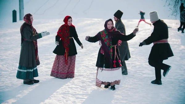 Русский народ - молодые люди в валенках танцуют под открытым небом — стоковое фото