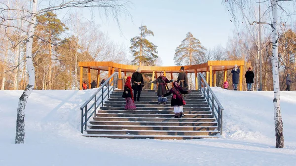 La gente rusa - los jóvenes en botas de fieltro están bailando en las escaleras en el moderno parque de invierno — Foto de Stock