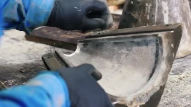 Betonindustrie - werknemer die de vorm van beton schoonmaakt — Stockvideo