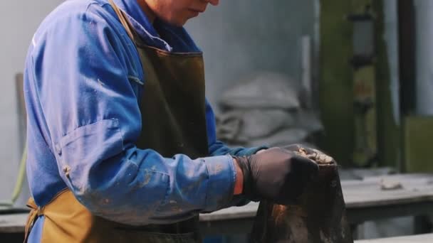 Industria del hormigón - trabajador del hombre poniendo hormigón en forma de cono en el taller — Vídeo de stock