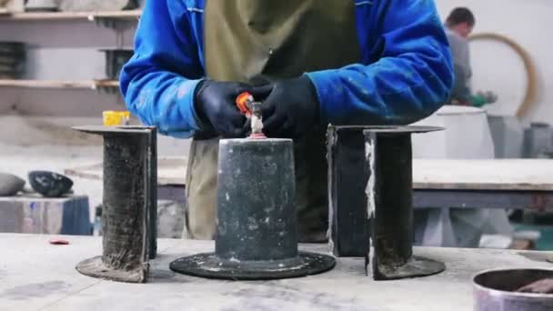 Человек, работающий с бетоном в мастерской - работает с бетонной формой — стоковое видео