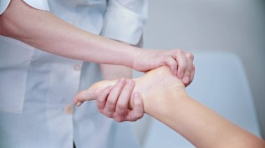 Masaj - Masaj ustası kadın ayağı yoğuruyor