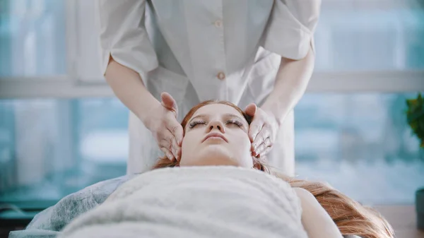 Massaggio - giovane massaggiatrice sta tenendo un massaggio con il suo cliente — Foto Stock