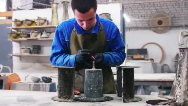Man working with a concrete in the workshop - working with a from for the pouring of concrete — Stock Video