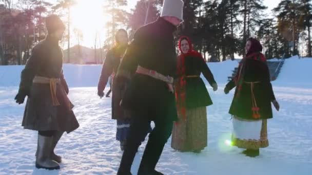 Russische Folklore - russischer Mann im Kostüm springt im Tanz — Stockvideo