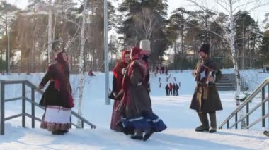 Rus halkı - Rus halk kostümlü kadın ve erkek güneşli havada geleneksel dans ediyorlar.