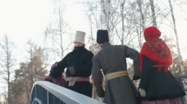 Rus halkı - geleneksel kostümlü adamlar köprüde dans ediyorlar