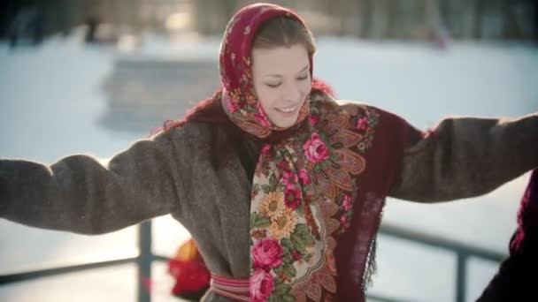 Russian folklore - a woman in a bright shawl is dancing Russian folk dance — Stock Video