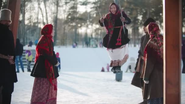 Русский фольклор - русская девушка качается и все смеются — стоковое видео