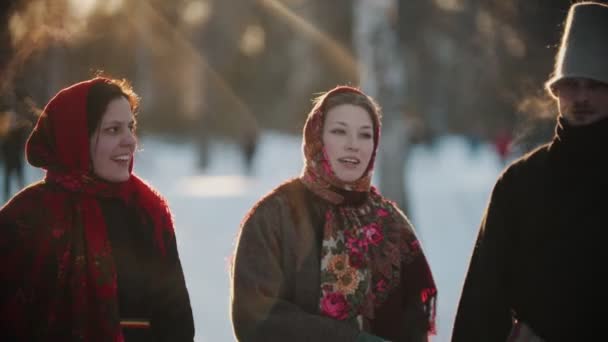 Ruský folklór - Ruské ženy a muži se usmívají do kamery — Stock video