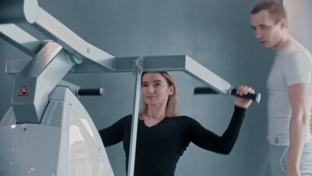 Modern tornaterem - egy fiatal nő gyakorolja a kezét — Stock videók