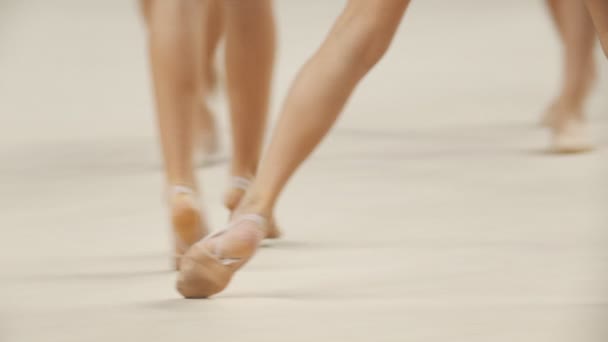 Fiatal női lábak a ritmikus torna tornán - megjelenésük bemutatása — Stock videók
