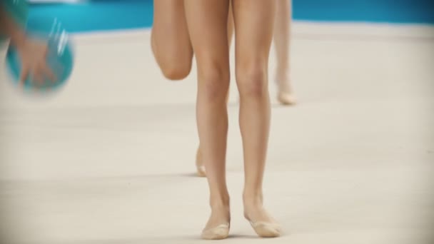 Młode kobiety nogi na turnieju gimnastyki rytmicznej - wykonując swój wygląd z kulkami — Wideo stockowe