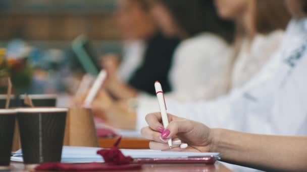 Ritmische gymnastiek toernooi - rechters zitten aan tafel en het maken van notities — Stockvideo