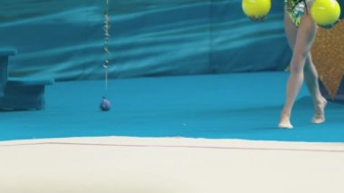 Genç kadınlar, ritmik jimnastik turnuvalarında sahneye çıkıyorlar.
