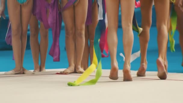 Unga kvinnor ben på rytmisk gymnastik turneringar promenader på scenen efter den sista gruppen — Stockvideo