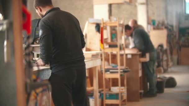 Tischlerei - Männer in der Werkstatt — Stockvideo