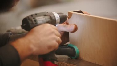 Marangozluk işi - kontrplak deliklerini delen işçi