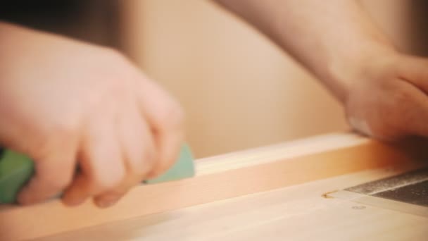 Trabajos de carpintería - manos del trabajador del hombre puliendo la plancha de madera — Vídeos de Stock