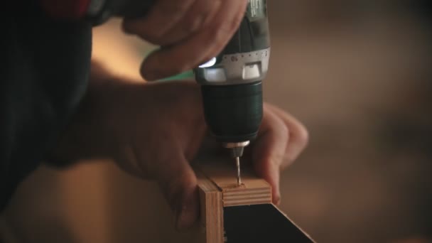 Carpintería industria- hombre trabajador perforando los agujeros en el tablón de madera — Vídeos de Stock