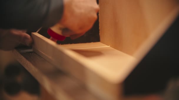 Ξυλουργική εργασία - χέρια του εργαζομένου που εφαρμόζει κόλλα στο ξύλο - κάνοντας έναν οργανωτή — Αρχείο Βίντεο