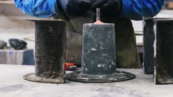 Atelier de béton - Homme travaillant avec un béton dans l'atelier - travaillant avec un de pour le coulage du béton — Video