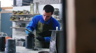 Beton atölyesi - Atölyede betonla çalışan bir adam -