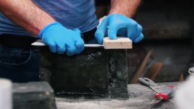 Beton atölyesi - adam iş yüzeylerini zımparalıyor