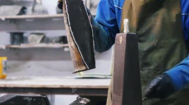 Beton atölyesi - bir zanaatkar beton bir ürüne kalıp koyuyor