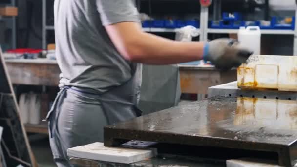 Officina di calcestruzzo - un uomo che pulisce la superficie n officina con una soluzione speciale — Video Stock