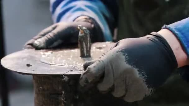 Betonwerkplaats - de meester die de betonmal uitlijnt — Stockvideo