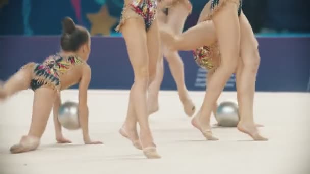 RUSIA, KAZAN 12-03-2020, Kazan Stars Open: Mujeres jóvenes dando una actuación en el torneo de gimnasia rítmica usando bolas — Vídeo de stock