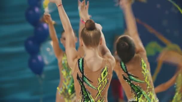 RUSIA, KAZAN 12-03-2020, Kazan Stars Open: Mujeres jóvenes dando una actuación en el torneo de gimnasia rítmica utilizando cintas de colores especiales — Vídeo de stock