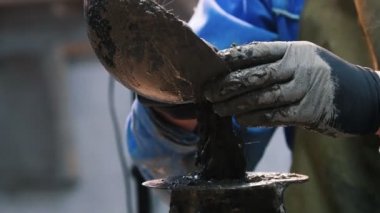 Beton atölyesi - kalıbı betonla dolduran usta