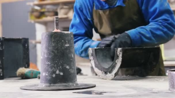 Taller de hormigón - el maestro preparando el molde de llenado — Vídeos de Stock