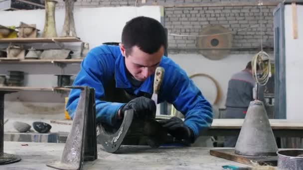 Laboratorio di calcestruzzo - l'uomo pulisce lo stampo di colata del calcestruzzo — Video Stock