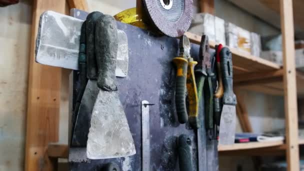 Taller de hormigón - muchas herramientas en la pared en un taller de hormigón — Vídeo de stock