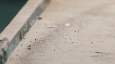 Beton atölyesi - beton parçaları yüzeydeki titreşim nedeniyle sallanıyor