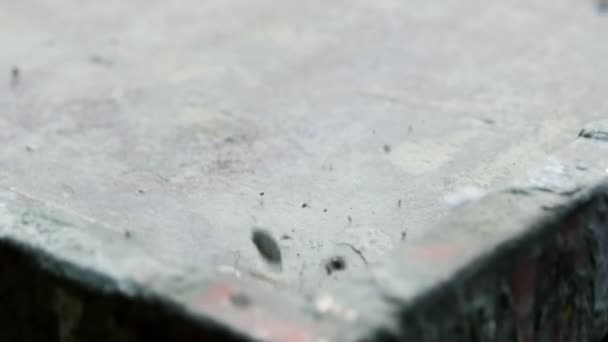 Beton atölyesi. Titreşim yüzünden beton parçaları sallanıyor. — Stok video