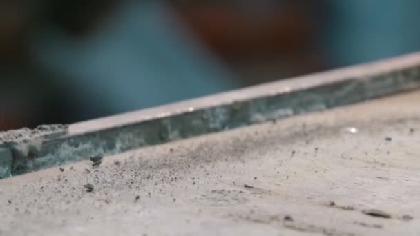 Betonová dílna - malé kousky betonu se třesou kvůli vibracím — Stock video
