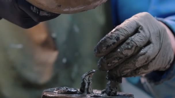 Betonwerkstatt - ein Mann im blauen Anzug schmiert Beton in Form — Stockvideo