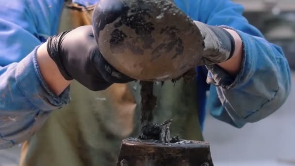 Laboratorio concreto - il padrone che versa il calcestruzzo in una forma speciale — Video Stock