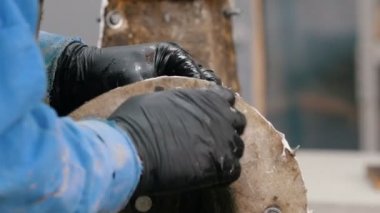Beton atölyesi - beton küf için koruyucu katmanın cıvatalarını sıkan usta