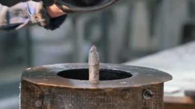 Beton atölyesi - usta yuvarlak özel bir forma beton döküyor